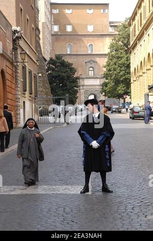 Eine Schweizer Garde am Eingang der Vatikanstadt am 5. April 2005, während der Staat die Beerdigung von Papst Johannes Paul II. Vorbereitet Foto von Abd Rabbo-Zabulon/ABACA Stockfoto