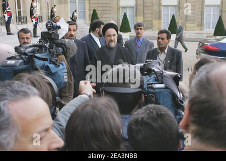 Irans Präsident Mohammad Khatami verlässt am 5. April 2005 den Elysee-Palast in Paris, Frankreich. Foto von Mousse/ABACA. Stockfoto