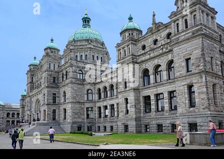 Victoria, BC, Kanada - Besucher gehen an der Vorderseite des barocken provinzparlaments von British Columbia vorbei, in der Ca Stockfoto