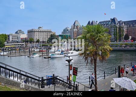 Victoria, BC, Kanada - 15. Juli 2015: Blick auf das Hafengebiet der Hauptstadt von British Columbia, auf der anderen Straßenseite vom Provinzviertel Stockfoto