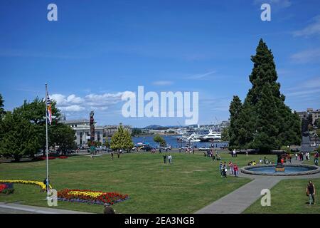 Victoria, BC, Kanada - 15. Juli 2015: Blick auf das Hafengebiet der Hauptstadt British Columbia vom vorderen Rasen des provinzviertels parli Stockfoto