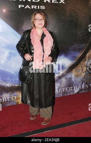 Die französische Schauspielerin Josiane Balasko posiert, als sie zur Eröffnung des Jules Verne Filmfestivals 13th kommt, das am 6. April 2005 im Kino "Grand Rex" in Paris, Frankreich, stattfand. Die Ausgabe des Festivals 2005 erinnert an den 100th. Todestag des französischen Autors Jules Verne. Foto von Benoit Pinguet/ABACA. Stockfoto