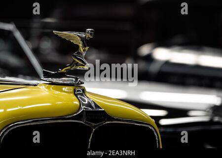 Oldtimer Symbol eines Flügelmanns auf einem Oldtimer. Stockfoto