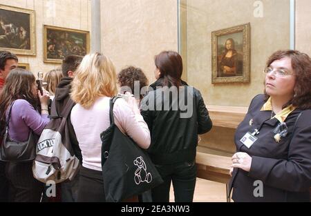 Das Meisterstück des Musée du Louvre, Monna Lisa La Joconde von Leonardo da Vinci, wurde am 5. April 2005 in einen größeren Raum verlegt. Da Vincis Chefkoch steht nun vor dem größten Gemälde des Louvre, dem berühmten Noces De Cana von Veronese. Foto von Giancarlo Gorassini/ABACA. Stockfoto