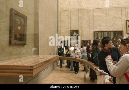 Das Meisterstück des Musée du Louvre, Monna Lisa La Joconde von Leonardo da Vinci, wurde am 5. April 2005 in einen größeren Raum verlegt. Da Vincis Chefkoch steht nun vor dem größten Gemälde des Louvre, dem berühmten Noces De Cana von Veronese. Foto von Giancarlo Gorassini/ABACA. Stockfoto