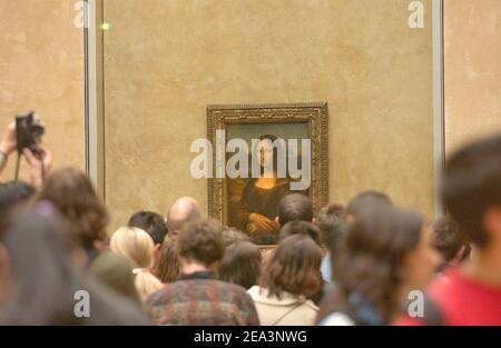 Das Meisterstück des Musée du Louvre, Monna Lisa La Joconde von Leonardo da Vinci, wurde am 5. April 2005 in einen größeren Raum verlegt. Da Vincis Chefkoch steht nun vor dem größten Gemälde des Louvre, dem berühmten Noces De Cana von Veronese. Foto von Giancarlo Gorassini/ABACA. Stockfoto