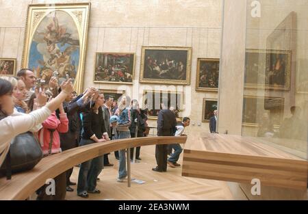 Das Meisterstück des Musée du Louvre, Monna Lisa La Joconde von Leonardo da Vinci, wurde am 5. April 2005 in einen größeren Raum verlegt. Da Vincis Chefkoch steht nun vor dem größten Gemälde des Louvre, dem berühmten Noces De Cana von Veronese. Foto von Giancarlo Gorassini/ABACA. Stockfoto