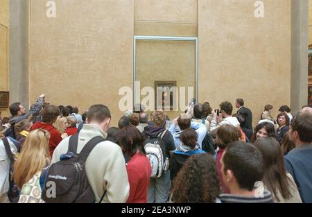 Das Meisterstück des Musée du Louvre, Monna Lisa La Joconde von Leonardo da Vinci, wurde am 5. April 2005 in einen größeren Raum verlegt. Da Vincis Chefkoch steht nun vor dem größten Gemälde des Louvre, dem berühmten Noces De Cana von Veronese. Foto von Giancarlo Gorassini/ABACA. Stockfoto