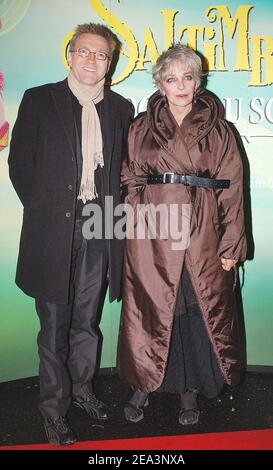 Der französische TV-Moderator Laurent Ruquier und die Schauspielerin und Sängerin Marie Laforet besuchen am 7. April 2005 die französische kanadische Zirkusshow "Cirque du Soleil" in Boulogne-Billancourt bei Paris. Foto von Giancarlo Gorassini/ABACA. Stockfoto