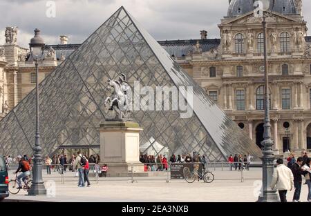 Das Meisterstück des Musée du Louvre, Monna Lisa La Joconde von Leonardo da Vinci, wurde am 5. April 2005 in einen größeren Raum verlegt. Da Vincis Chefkoch steht nun vor dem größten Gemälde des Louvre, dem berühmten Noces De Cana von Veronese. Foto von Giancarlo Gorassini/ABACA. Stockfoto