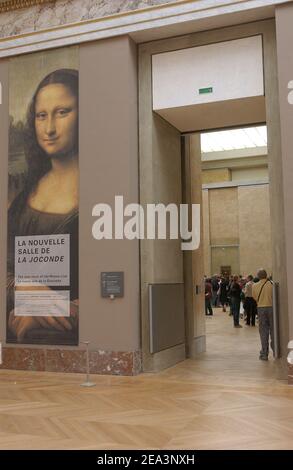 Das Meisterstück des Musée du Louvre, Monna Lisa La Joconde von Leonardo da Vinci, wurde am 5. April 2005 in einen größeren Raum verlegt. Da Vincis Chefkoch steht nun vor dem größten Gemälde des Louvre, dem berühmten Noces De Cana von Veronese. Foto von Giancarlo Gorassini/ABACA. Stockfoto