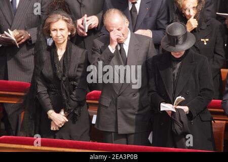 Der spanische König Juan Carlos und Königin Sofia, die dänische Königin Margrethe nehmen am Freitag, dem 8. April 2005, an der Beerdigung von Papst Johannes Paul II. Teil, zusammen mit mehr als zwei Millionen Trauernden, darunter Könige und politische Makler auf dem Petersplatz in der Vatikanstadt. Foto von Abd Rabbo-Nebinger-Zabulon/ABACA Stockfoto