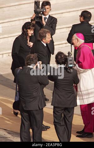 Der britische Premierminister Tony Blair und seine Frau Cherie nehmen am Freitag, dem 8. April 2005, an der Beerdigung von Papst Johannes Paul II. Teil, an der mehr als zwei Millionen Trauernde, darunter königliche Hoheiten und politische Makler, auf dem Petersplatz in der Vatikanstadt teilnahmen. Foto von Abd Rabbo-Nebinger-Zabulon/ABACA Stockfoto