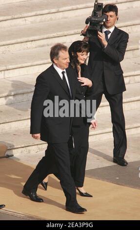 Der britische Premierminister Tony Blair und seine Frau Cherie nehmen am Freitag, dem 8. April 2005, an der Beerdigung von Papst Johannes Paul II. Teil, an der mehr als zwei Millionen Trauernde, darunter königliche Hoheiten und politische Makler, auf dem Petersplatz in der Vatikanstadt teilnahmen. Foto von Abd Rabbo-Nebinger-Zabulon/ABACA Stockfoto