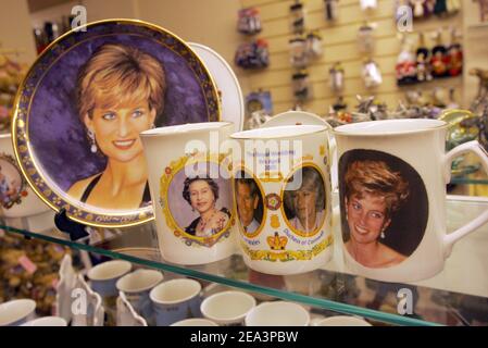 Souvenirs in den Fensterläden in Windsor, Donnerstag, den 7. April 2005 für die bevorstehende Hochzeit zwischen dem britischen Prinz Charles und Camilla Parker Bowles, nach einer Reihe von offensichtlichen Pannen plagen die Pläne einschließlich einer 24-Stunden-Verschiebung wegen der Beerdigung des Papstes und eine Vorhersage von möglichen Schneefall am Tag. Die Royal Wedding findet in einer zivilen Zeremonie in der Guildhall in Windsor am Samstag, 9. April 2005. Mousse/ABACA Stockfoto