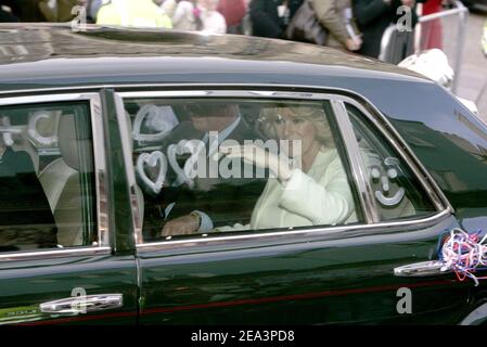 Der Prinz von Wales und seine neue Frau, die Herzogin von Cornwall (Camilla Parker Bowles), verlassen die St. George Chapel nach der Segnung ihrer Hochzeit in Windsor, Großbritannien, am 9. April 2005. Foto von Mousse/ABACA Stockfoto