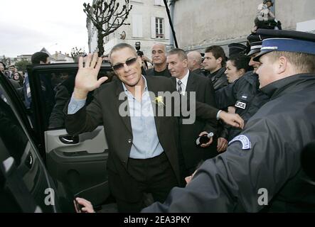 Der belgische Schauspieler Jean-Claude Van Damme nimmt am 9. April 2005 als Gaststar am Cognac Detective Film Festival 23rd in Cognac, Frankreich, Teil. Foto von Patrick Bernard/ABACA. Stockfoto