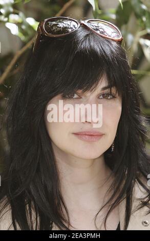 Die französische Schauspielerin und Sängerin Helena Noguera, Jurymitglied der Sektion "Sang Neuf", posiert bei der Eröffnung des Cognac Detective Film Festivals 23rd in Cognac, Frankreich, am 8. April 2005. Foto von Patrick Bernard/ABACA. Stockfoto