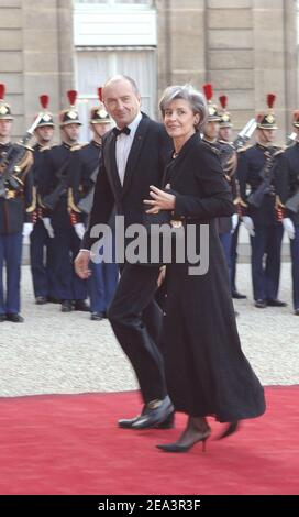 Minister Claudie Haignere und Ehemann Jean-Pierre kommen am 11. April 2005 zum Staatsessen des portugiesischen Präsidenten Jorge Sampaio und seiner Frau Maria Josee Ritta am ersten Tag ihres 4-tägigen Staatsbesuchs in Frankreich im Elysee-Palast an. Foto von Abd Rabbo-Mousse/ABACA. Stockfoto