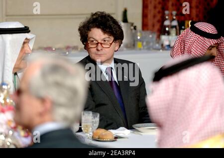 Der französische Wirtschaftsminister Thierry Breton bei einem Abendessen im Elysee-Palast mit dem französischen Präsidenten Jacques Chirac am 13. April 2005. Foto von Ammar Abd Rabbo/ABACA. Stockfoto