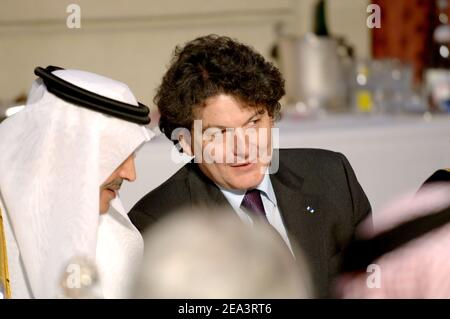 Der französische Wirtschaftsminister Thierry Breton bei einem Abendessen im Elysee-Palast mit dem französischen Präsidenten Jacques Chirac am 13. April 2005. Foto von Ammar Abd Rabbo/ABACA. Stockfoto