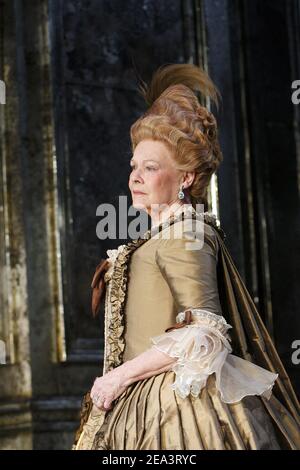 Judi Dench (Madame de Montreuil) in MADAME DE SADE von Yukio Mishima im Donmar West End, Wyndham's Theatre, London WC2 18/03/2009 Design: Christopher Oram Beleuchtung: Neil Austin Regie: Michael Grandage Stockfoto