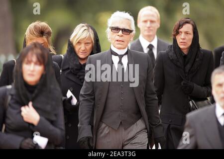Der deutsche Modedesigner Karl Lagerfeld kommt am 15. April 2005 in die Kathedrale Saint Nicolas in Monaco, um an der Beerdigung des verstorbenen Prinzen Rainier III von Monaco teilzunehmen. Foto von Nebinger-Klein/ABACA Stockfoto