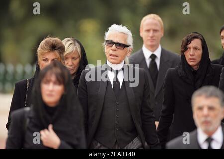 Der deutsche Modedesigner Karl Lagerfeld kommt am 15. April 2005 in die Kathedrale Saint Nicolas in Monaco, um an der Beerdigung des verstorbenen Prinzen Rainier III von Monaco teilzunehmen. Foto von Nebinger-Klein/ABACA Stockfoto