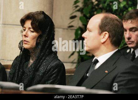 Fürst Albert II. Von Monaco und seine Schwester Prinzessin Caroline von Monaco nehmen am 15. April 2005 an der Beerdigung ihres Vaters, des verstorbenen Fürsten Rainier III. Von Monaco, in der Kathedrale Saint Nicolas in Monaco Teil. Foto von Pool/ABACA. Stockfoto