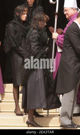 Die Fürstenfamilie von Monaco verlässt am 15. April 2005 die St.-Nicolas-Kathedrale in Monaco, nach dem Trauerdienst für den verstorbenen Fürsten Rainier III. Von Monaco. Foto von Nebinger-Klein/ABACA Stockfoto