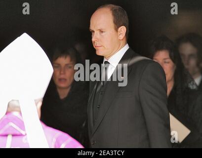 Prinzessin Stephanie von Monaco, Prinz Albert und Prinzessin Caroline von Hannover verlassen am 15. April 2005 die Kathedrale des Heiligen Nikolaus in Monaco, nachdem ihr Vater, der verstorbene Fürst Rainier III. Von Monaco, begräbt wurde. Foto von Nebinger-Klein/ABACA. Stockfoto