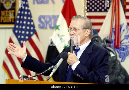 Verteidigungsminister Donald H. Rumsfeld beantwortet Fragen der Truppen während eines Ratssitzung mit der 3rd Infanterie-Division in Bagdad, Irak am 12. April 2005. Rumsfeld ist im Irak, um mit den USA und Koalitionstruppen zu besuchen und um mit den neu gewählten Mitgliedern der irakischen Regierung zu treffen. Foto von DOD/ABACA. Stockfoto