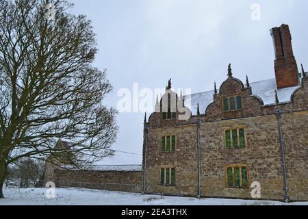 Knole, ein riesiges Tudor-Herrensitz in Sevenoaks, Kent, an einem verschneiten eiskalten Tag im Februar 2021. Anlage des National Trust, Zentrum des Wildparks Stockfoto