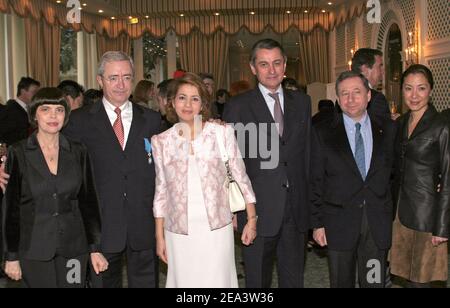 Von L bis R: Sänger Mireille Mathieu, Jean-Louis Souman (Hotel Bristol Manager) und seine Frau, Pierre Ferchaud (Präsident des Hotels Bristol) , Ferrari-Teamchef Jean Todt und seine Freundin Schauspielerin Michelle Yeoh posieren nach der Zeremonie, bei der Souman am 16. April 2005 im Ordre National du Merite in Paris, Frankreich, die Medaille des Offiziers überreicht wurde. Foto von Benoit Pinguet/ABACA Stockfoto