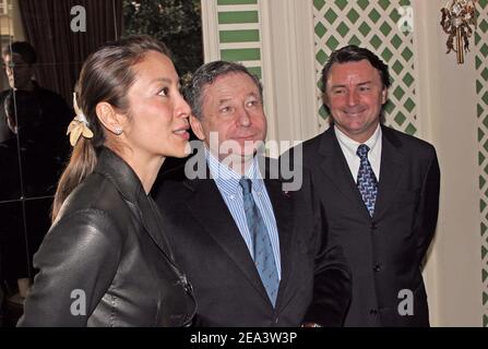 Ferrari-Teamchef Jean Todt posiert mit seiner Freundin Schauspielerin Michelle Yeoh und dem ehemaligen Formel-1-Piloten Rene Arnoux (R) nach einer Zeremonie, bei der Jean-Louis Souman am 16. April 2005 im Ordre National du Merite in Paris, Frankreich, die Medaille des Offiziers überreicht wurde. Foto von Benoit Pinguet/ABACA Stockfoto