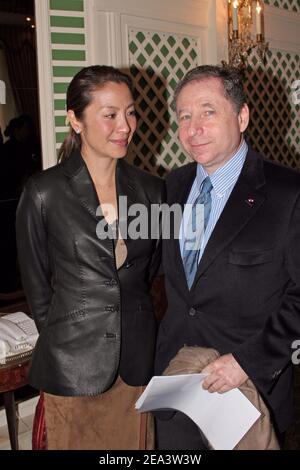 Ferrari-Teamchef Jean Todt posiert mit seiner Freundin Schauspielerin Michelle Yeoh nach einer Zeremonie, bei der Jean-Louis Souman am 16. April 2005 im Ordre National du Merite in Paris, Frankreich, die Medaille des Offiziers überreicht wurde. Foto von Benoit Pinguet/ABACA Stockfoto