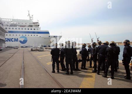 Französische Seeleute der Reederei SNCM (National Maritime-Corsica Mediterranean Company) streiken, besetzen die Fähre "Mediterranee" und verbrennen Autos, während Polizisten am 18. April 2005 im Hafen von Marseille, Südfrankreich, vorbeischauen. Die Demonstranten streikten gegen die Verabschiedung der Gesetzgebung zur Schaffung eines neuen Low-Cost-Registers der Französischen Internationale. Foto von Gerald Holubowicz/ABACA Stockfoto