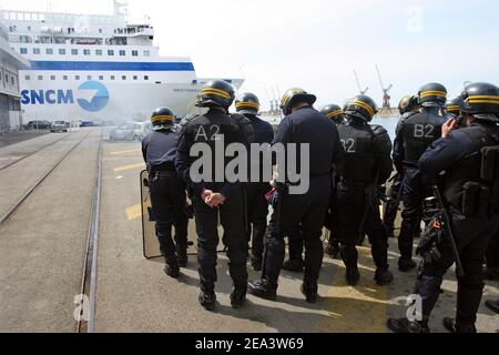 Französische Seeleute der Reederei SNCM (National Maritime-Corsica Mediterranean Company) streiken, besetzen die Fähre "Mediterranee" und verbrennen Autos, während Polizisten am 18. April 2005 im Hafen von Marseille, Südfrankreich, vorbeischauen. Die Demonstranten streikten gegen die Verabschiedung der Gesetzgebung zur Schaffung eines neuen Low-Cost-Registers der Französischen Internationale. Foto von Gerald Holubowicz/ABACA Stockfoto