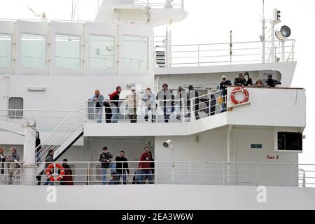 Französische Seeleute der Reederei SNCM (National Maritime-Corsica Mediterranean Company) streiken, besetzen die Fähre "Mediterranee" und verbrennen Autos, während Polizisten am 18. April 2005 im Hafen von Marseille, Südfrankreich, vorbeischauen. Die Demonstranten streikten gegen die Verabschiedung der Gesetzgebung zur Schaffung eines neuen Low-Cost-Registers der Französischen Internationale. Foto von Gerald Holubowicz/ABACA Stockfoto