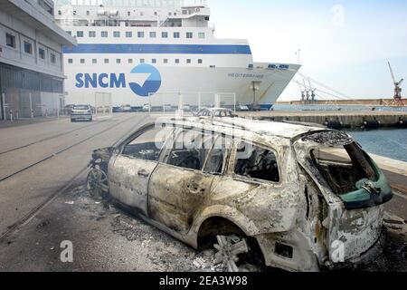 Französische Seeleute der Reederei SNCM (National Maritime-Corsica Mediterranean Company) streiken, besetzen die Fähre "Mediterranee" und verbrennen Autos, während Polizisten am 18. April 2005 im Hafen von Marseille, Südfrankreich, vorbeischauen. Die Demonstranten streikten gegen die Verabschiedung der Gesetzgebung zur Schaffung eines neuen Low-Cost-Registers der Französischen Internationale. Foto von Gerald Holubowicz/ABACA Stockfoto