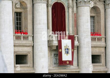 Das vatikanische Fenster vergeht Sekunden vor der Ankunft des deutschen Prälaten Joseph Ratzinger, der von den Kardinälen zum neuen Papst gewählt wurde und Johannes Paul II. Am 19. April 2005 im Vatikan in Rom nachfolgte. Ratzinger, 78, der Papst der Kirche von 265th, wird den Namen Benedikt XVI. Annehmen Foto von Laurent Zabulon/ABACA. Stockfoto