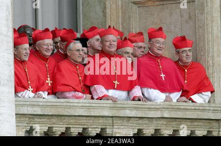 Nach der Wahl des deutschen Prälaten Joseph Ratzinger zum neuen Papst, der am 19. April 2005 als Nachfolger von Papst Johannes Paul II. Im Vatikan in Rom auftrat, präsentieren sich die Kardinäle der Menge. Ratzinger, 78, der Papst der Kirche von 265th, wird den Namen Benedikt XVI. Annehmen Foto von Laurent Zabulon/ABACA. Stockfoto