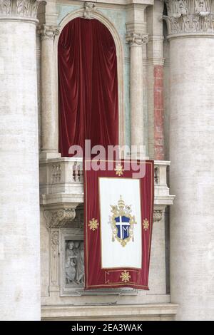 Das vatikanische Fenster vergeht Sekunden vor der Ankunft des deutschen Prälaten Joseph Ratzinger, der von den Kardinälen zum neuen Papst gewählt wurde und Johannes Paul II. Am 19. April 2005 im Vatikan in Rom nachfolgte. Ratzinger, 78, der Papst der Kirche von 265th, wird den Namen Benedikt XVI. Annehmen Foto von Laurent Zabulon/ABACA. Stockfoto