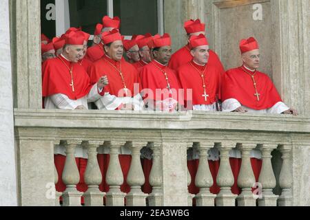 Nach der Wahl des deutschen Prälaten Joseph Ratzinger zum neuen Papst, der am 19. April 2005 als Nachfolger von Papst Johannes Paul II. Im Vatikan in Rom auftrat, präsentieren sich die Kardinäle der Menge. Ratzinger, 78, der Papst der Kirche von 265th, wird den Namen Benedikt XVI. Annehmen Foto von Laurent Zabulon/ABACA. Stockfoto