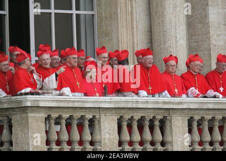 Nach der Wahl des deutschen Prälaten Joseph Ratzinger zum neuen Papst, der am 19. April 2005 als Nachfolger von Papst Johannes Paul II. Im Vatikan in Rom auftrat, präsentieren sich die Kardinäle der Menge. Ratzinger, 78, der Papst der Kirche von 265th, wird den Namen Benedikt XVI. Annehmen Foto von Laurent Zabulon/ABACA. Stockfoto