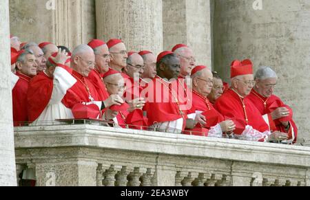 Nach der Wahl des deutschen Prälaten Joseph Ratzinger zum neuen Papst, der am 19. April 2005 als Nachfolger von Papst Johannes Paul II. Im Vatikan in Rom auftrat, präsentieren sich die Kardinäle der Menge. Ratzinger, 78, der Papst der Kirche von 265th, wird den Namen Benedikt XVI. Annehmen Foto von Laurent Zabulon/ABACA. Stockfoto