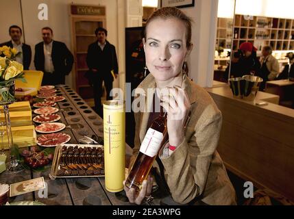 Die französische Schauspielerin und Winzerin Carole Bouquet posiert am 20. April 2005 mit einer Flasche 'Sangue d'Oro' im Weinshop 'Bordeaux-Magnum' in Bordeaux, Südwestfrankreich, im Rahmen der Präsentation der Weine, die auf ihren Weinbergen auf der Insel Pantelleria in Italien produziert werden. Das Weingeschäft wird auch Olivenöl verkaufen, das auf den italienischen Ländereien von Carole Bouquet hergestellt wird. Foto von Patrick Bernard/ABACA. Stockfoto