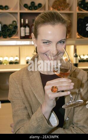 Die französische Schauspielerin und Winzerin Carole Bouquet verkostet am 20. April 2005 im Rahmen der Präsentation der Weine, die auf ihren Weinbergen auf der Insel Pantelleria in Italien produziert werden, ein Glas des Weißweines "angue d'Oro" im Weinshop "Bordeaux-Magnum" in Bordeaux, Südwestfrankreich. Das Weingeschäft wird auch Olivenöl verkaufen, das auf den italienischen Ländereien von Carole Bouquet hergestellt wird. Foto von Patrick Bernard/ABACA. Stockfoto