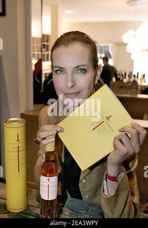 Die französische Schauspielerin und Winzerin Carole Bouquet posiert am 20. April 2005 mit einer Flasche 'Sangue d'Oro' im Weinshop 'Bordeaux-Magnum' in Bordeaux, Südwestfrankreich, im Rahmen der Präsentation der Weine, die auf ihren Weinbergen auf der Insel Pantelleria in Italien produziert werden. Das Weingeschäft wird auch Olivenöl verkaufen, das auf den italienischen Ländereien von Carole Bouquet hergestellt wird. Foto von Patrick Bernard/ABACA. Stockfoto