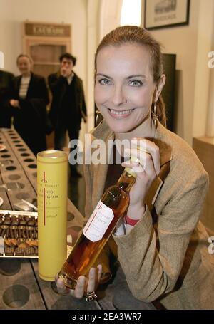 Die französische Schauspielerin und Winzerin Carole Bouquet posiert am 20. April 2005 mit einer Flasche 'Sangue d'Oro' im Weinshop 'Bordeaux-Magnum' in Bordeaux, Südwestfrankreich, im Rahmen der Präsentation der Weine, die auf ihren Weinbergen auf der Insel Pantelleria in Italien produziert werden. Das Weingeschäft wird auch Olivenöl verkaufen, das auf den italienischen Ländereien von Carole Bouquet hergestellt wird. Foto von Patrick Bernard/ABACA. Stockfoto
